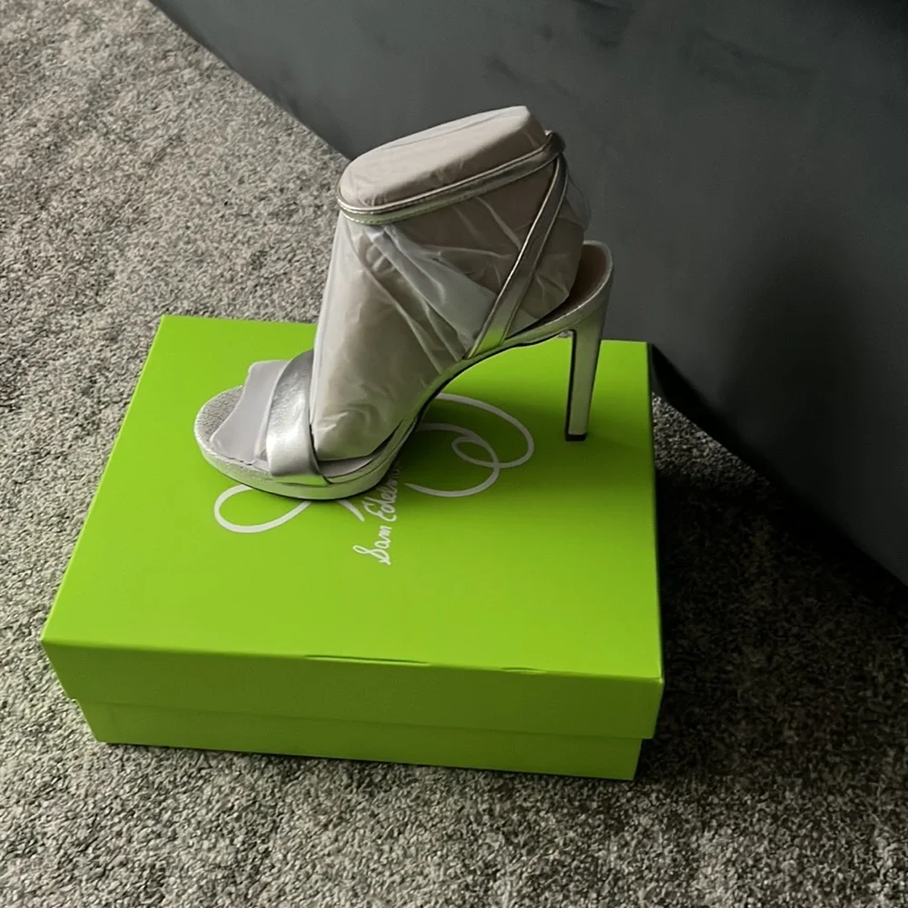 Beautiful sandals - Picture 2 of 5